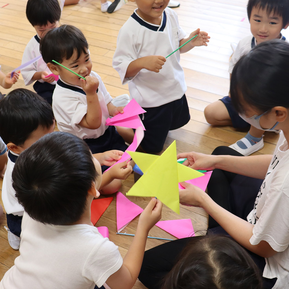 家庭的な雰囲気の中で思いやりの心を育てます。